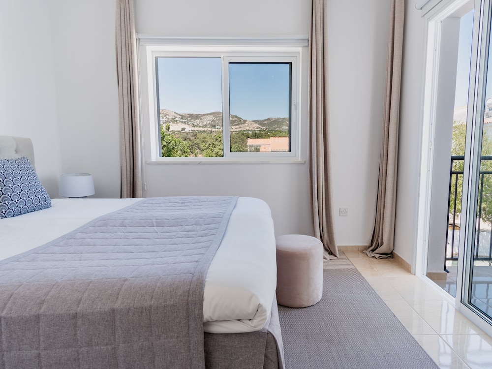 Sanders White Mountains - Inviting Villa With Pool view 3