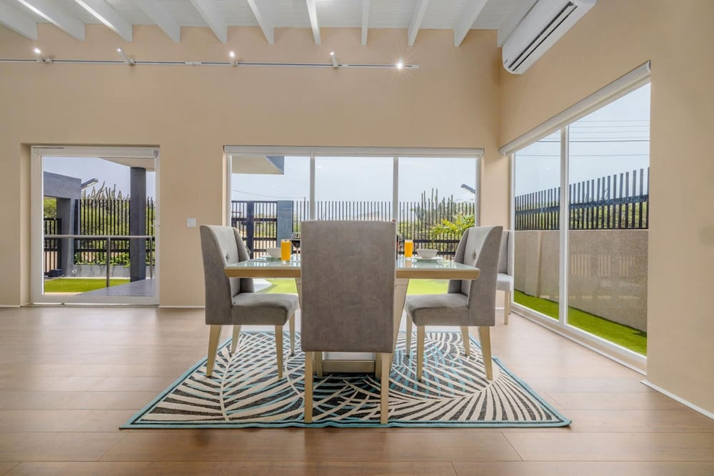 Villa Blue Topaz - Oasis With Pool Hot tub Sauna