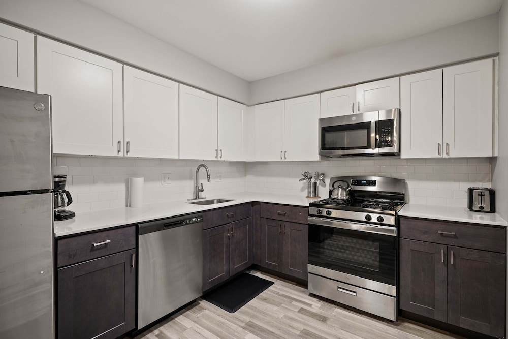 Beautiful 2BR 2BA Apartment With Modern Design
