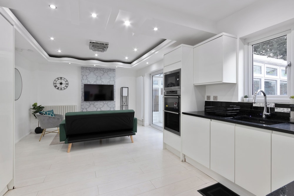 4 Bed - Sleeps 9 - Free Parking - 20 min Gatwick