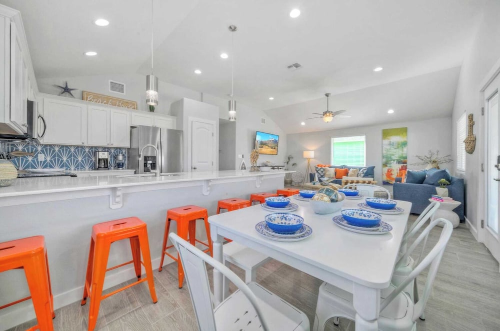 Sleeps 21, 2 Homes Private Pool, Patio Lounge w/ Fire Pit, Bar, TV, & Games