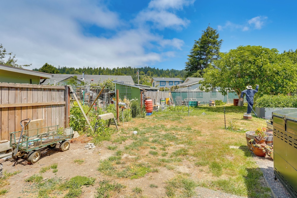 11 Mi to Arcata Bay: Home w/ Garden in Blue Lake!