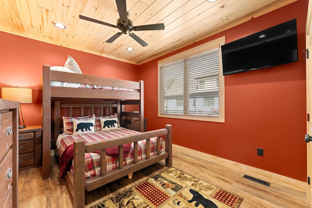 Black Bear Lodge by Avantstay Lakefront Dock Pool Theater Sleeps 20