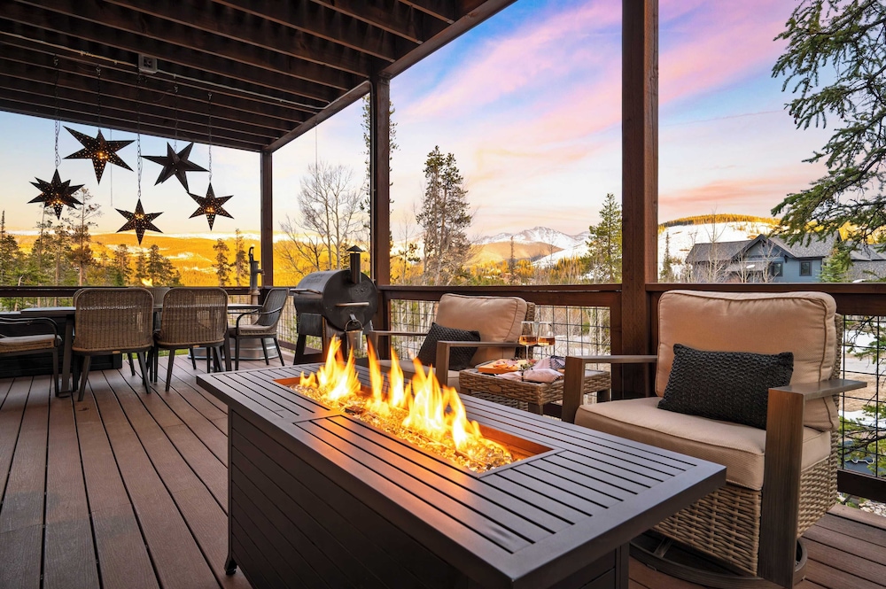 Winterhaven Estate by Avantstay Sleeps 19 Guests Mountain Compound w/ Views, Firepit, Hot Tub