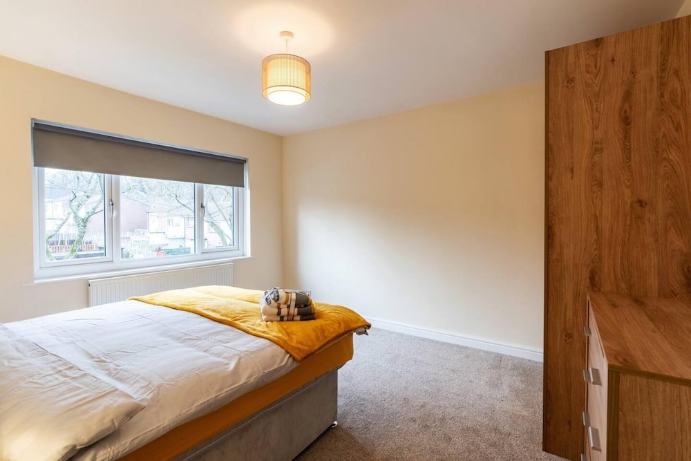 Impeccable Luxury 2-bed House in Sheffield view 2