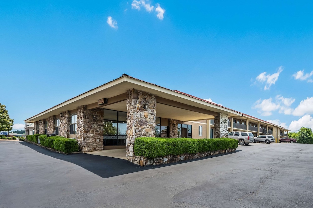 Hotel Quality Inn & Suites Hot Springs-Lake Hamilton - Image 1