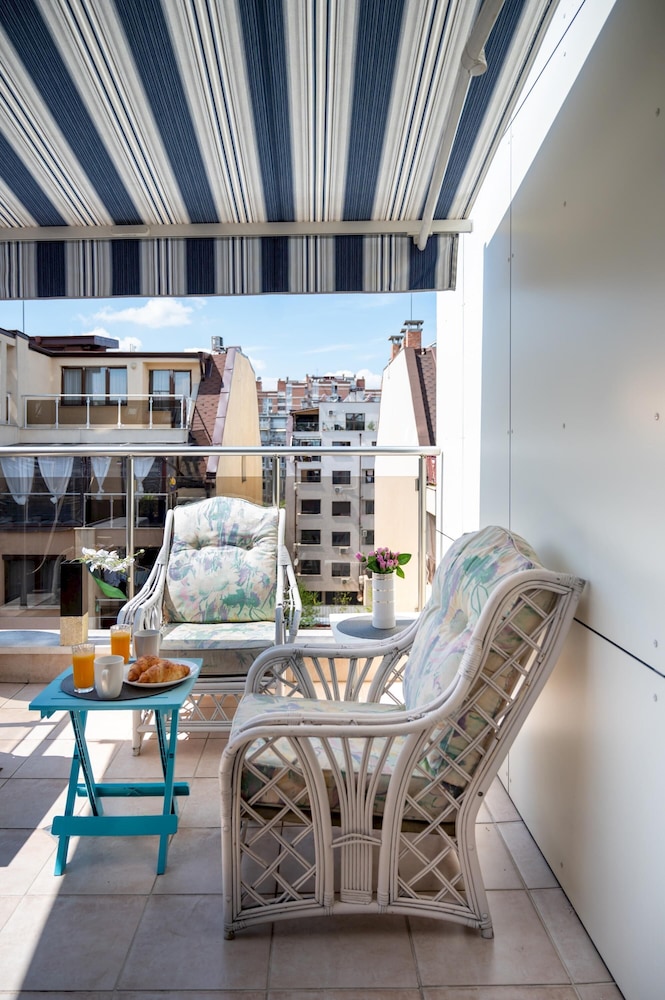 Colorful Studio With Balcony - Free Parking
