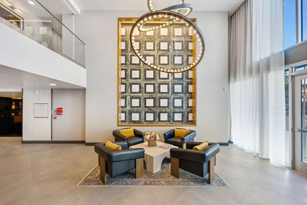 Luxury 2BR Hollywood Pool View by Oneluxstay