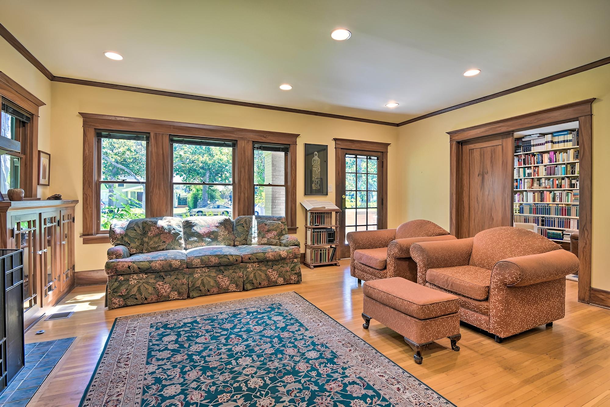 Inviting Bungalow w/ Deck, Close to Dtwn LA! view 3