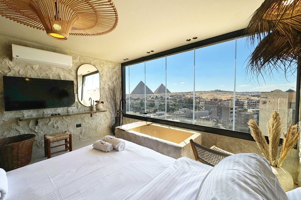 The 2 BDR Pyramids Vista w/ Bathtub