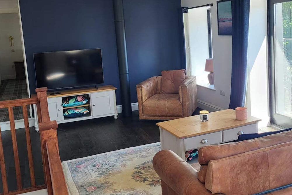 3 Bed House - Sea Views, Balcony, Parking, Pets