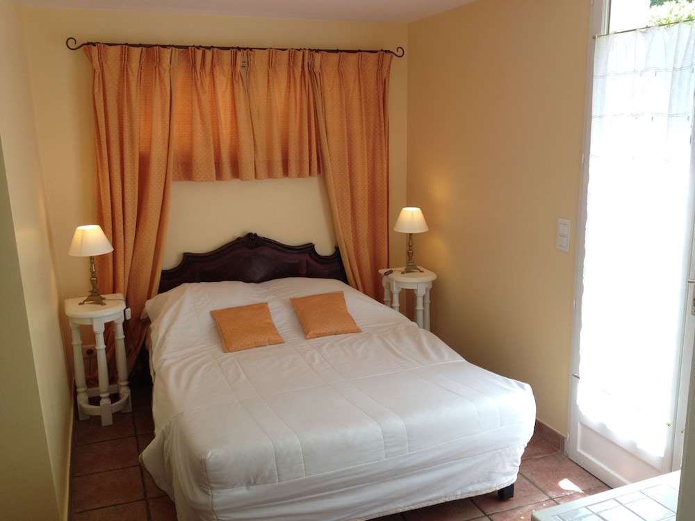 B&B With Charm - Quiet With Kitchen & sw Pool