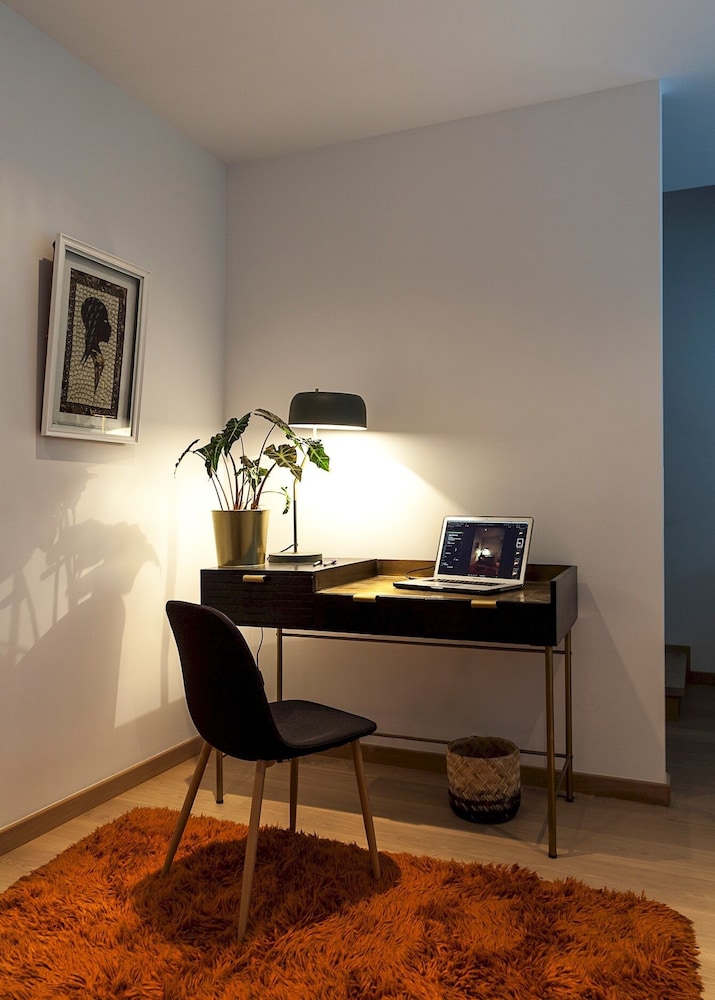 Unit 3 - Modern Smart Home Triplex Private Garden & Parking view 2