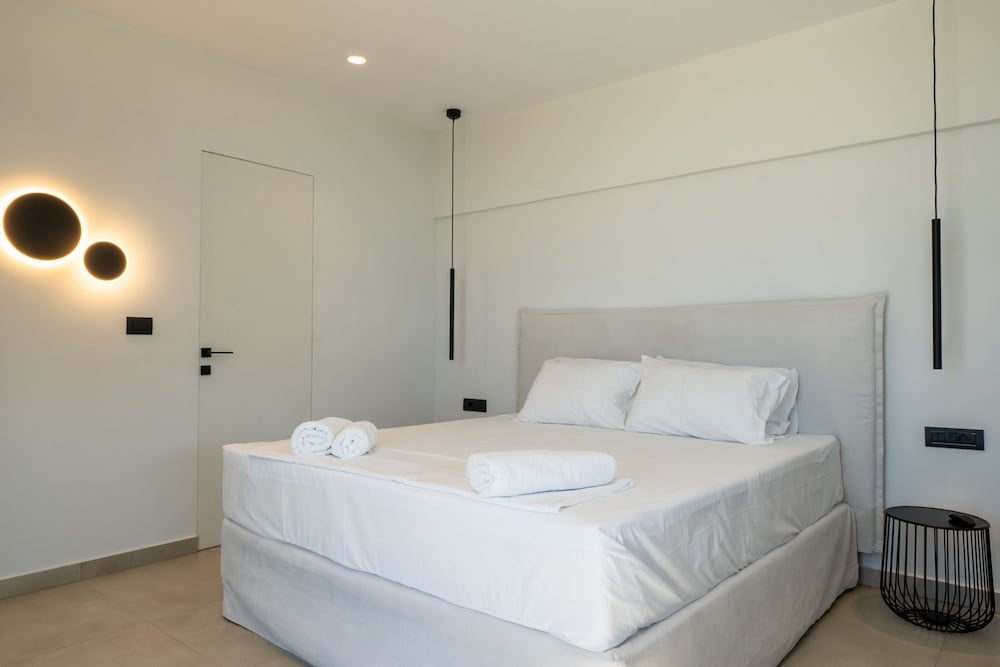 Aethra Grand- Luxury 5-bed Villa 850m From Beach