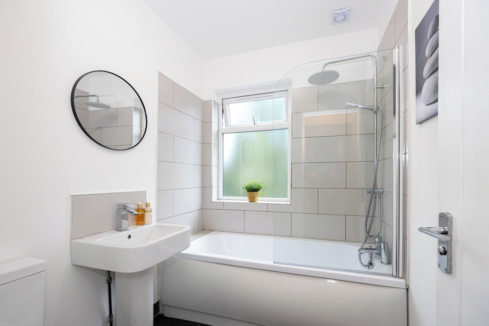 Cosy 4 Bed Townhouse Near Keele University and Royal Stoke Hospital