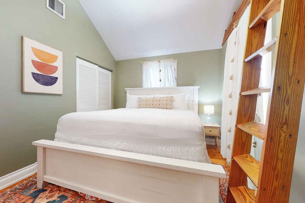 1BR Home - Colorful Cottage w/ AC, W & D, Dogs OK