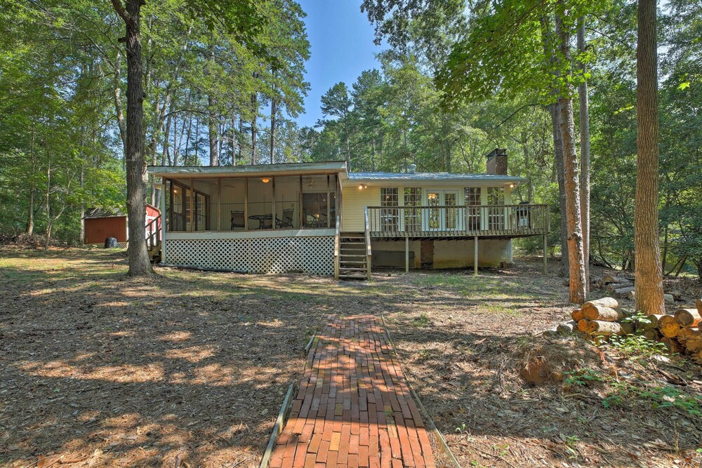 Pet-friendly Toccoa Home w/ Deck  Lake Access! - Property Image 9