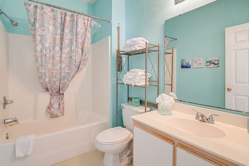 < 1 Mi to Golf: Condo w/ Balcony in Myrtle Beach!
