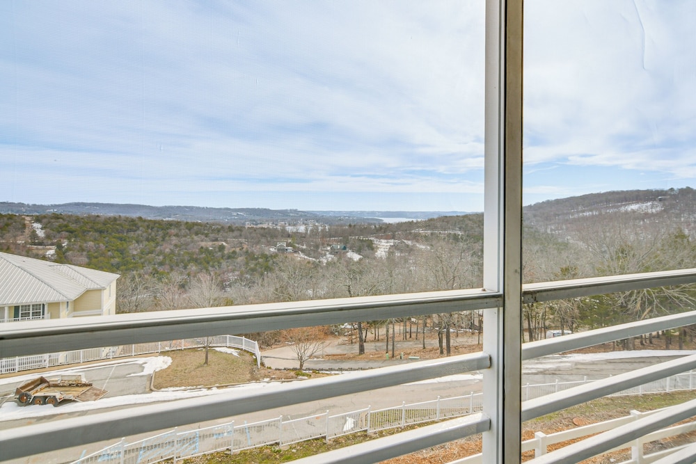 Resort Hot Tub Access! Table Rock Lake Condo