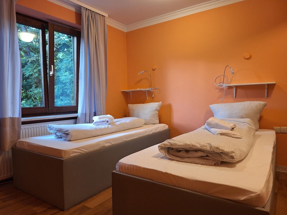2-Rent Group Hostel Rooms AUB162