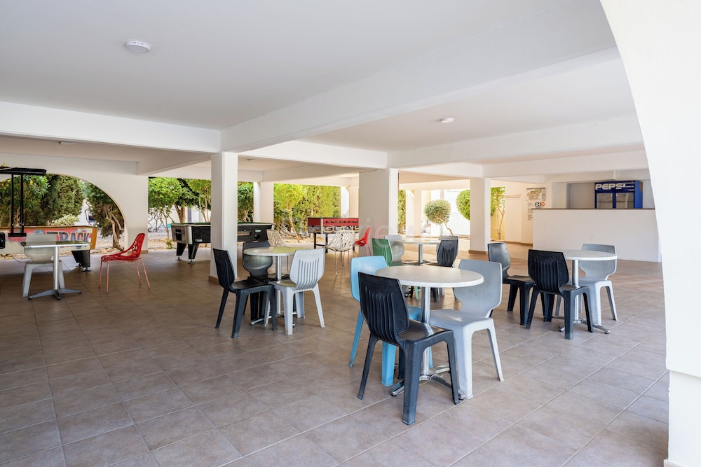 Quint - 2-Bedroom Apt & Pool in Protaras