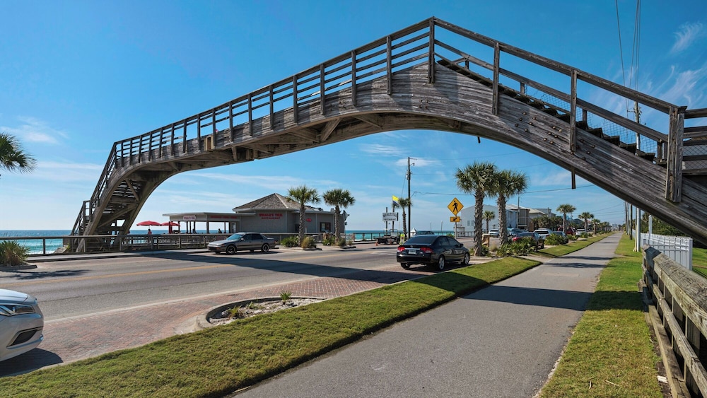 Sleeps 8 w/ Resort Pools, Tennis, Golf & Beach Access + Attraction Tickets!