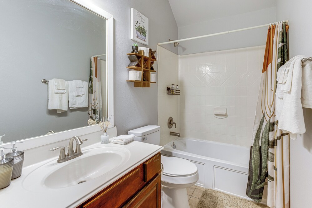 Pet-friendly Home w/ Patio & Yard in Rosharon