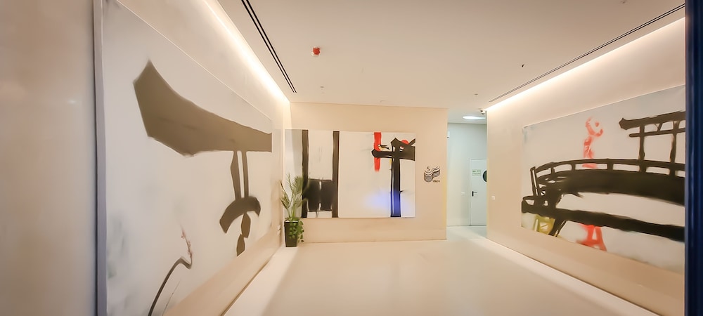 Design Apt Parking Included 2BDR TL30 view 2