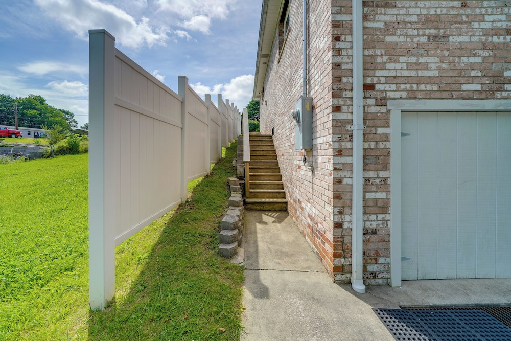 4 Mi to Off-road Park: Beckley Area Townhome