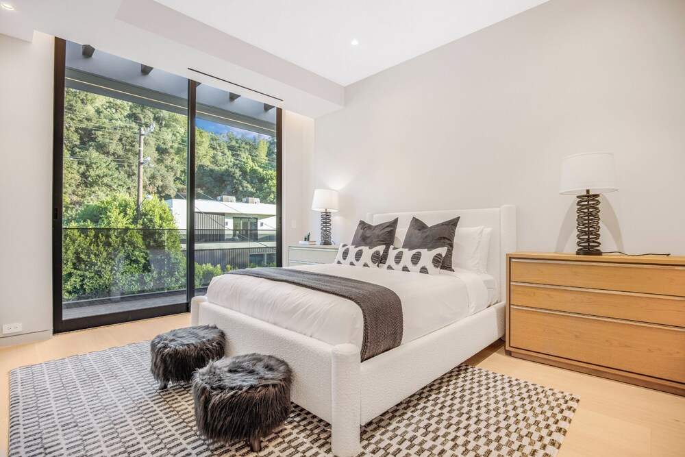 Hutton Villa - 5-bedroom Retreat in Iconic Beverly Hills Oasis