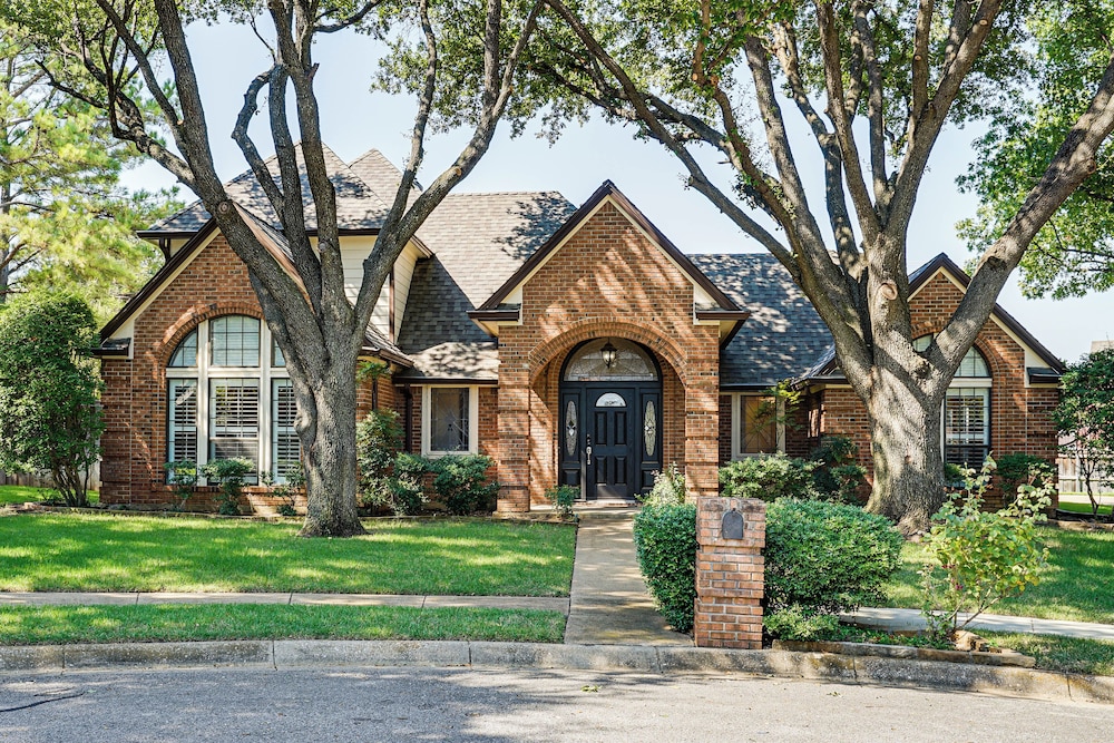 Patio & Yard: Family Home 12 Mi to At&t Stadium!