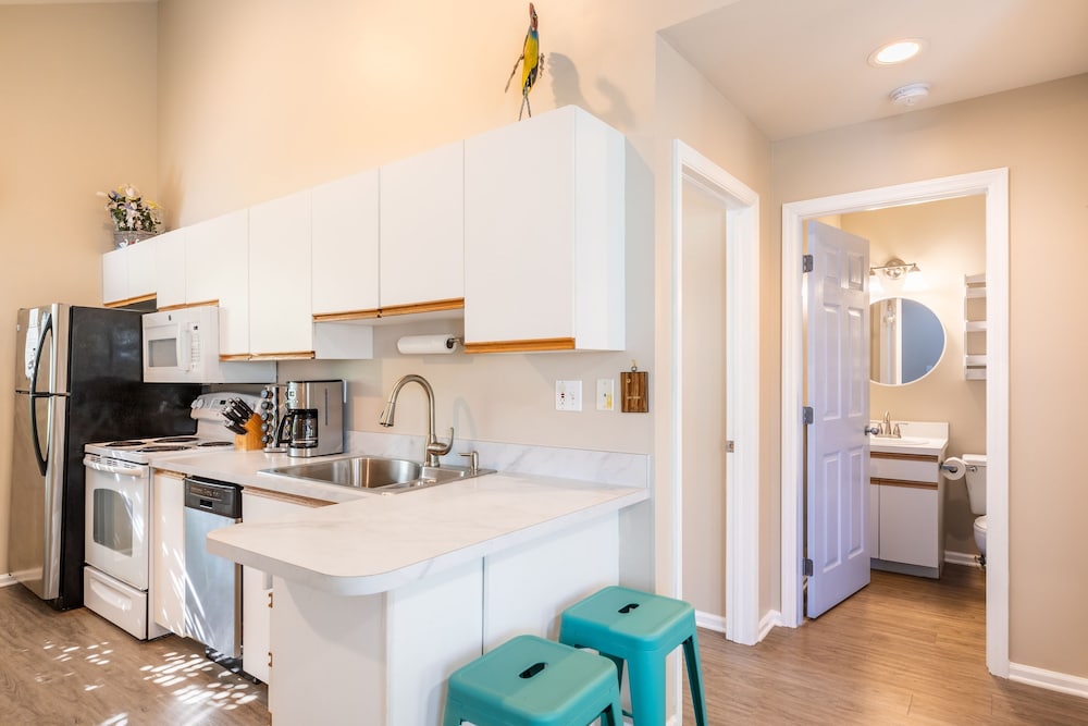 Parrot Perch by Avantstay Old Town Key West w Shared Pool Week Long Stays Only