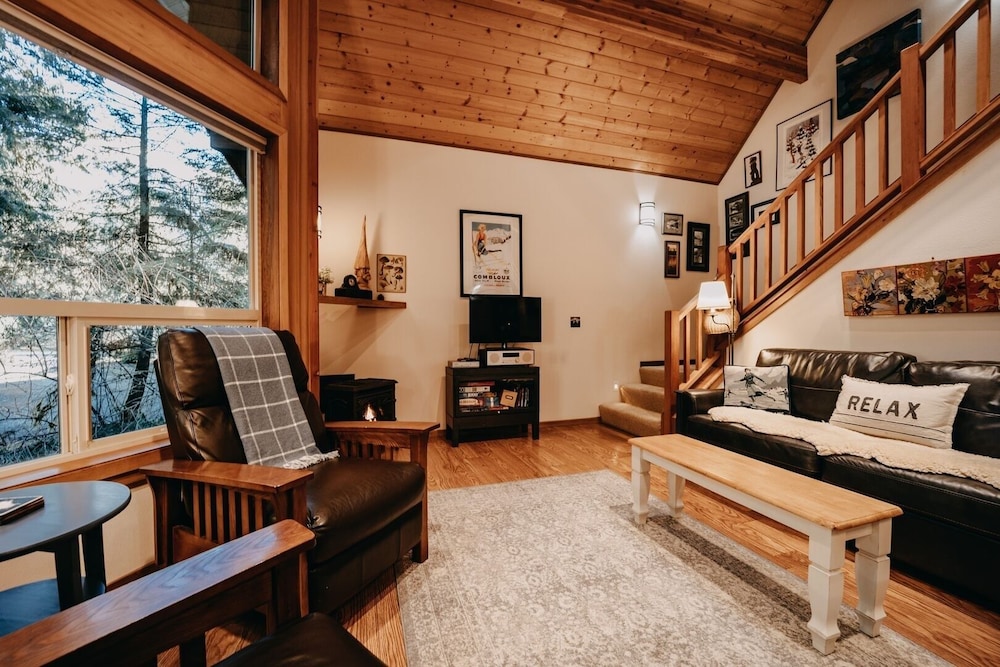 04sl- Hot Tub - Bbq - Pets Ok - Sleeps 5 1 Bedroom Home by RedAwning