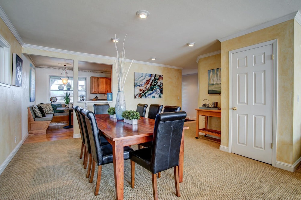 4 Br Waterfront , Private Beach 4 Bedroom Home by RedAwning