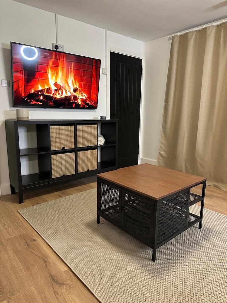 House-sleeps8-parking-garden