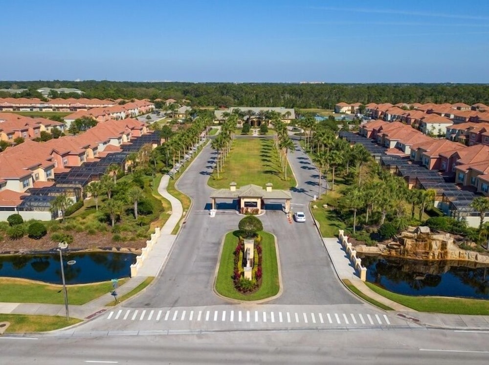 Spacious Family Getaway W/ Resort-3154pp 5 Bedroom Home by RedAwning view 3