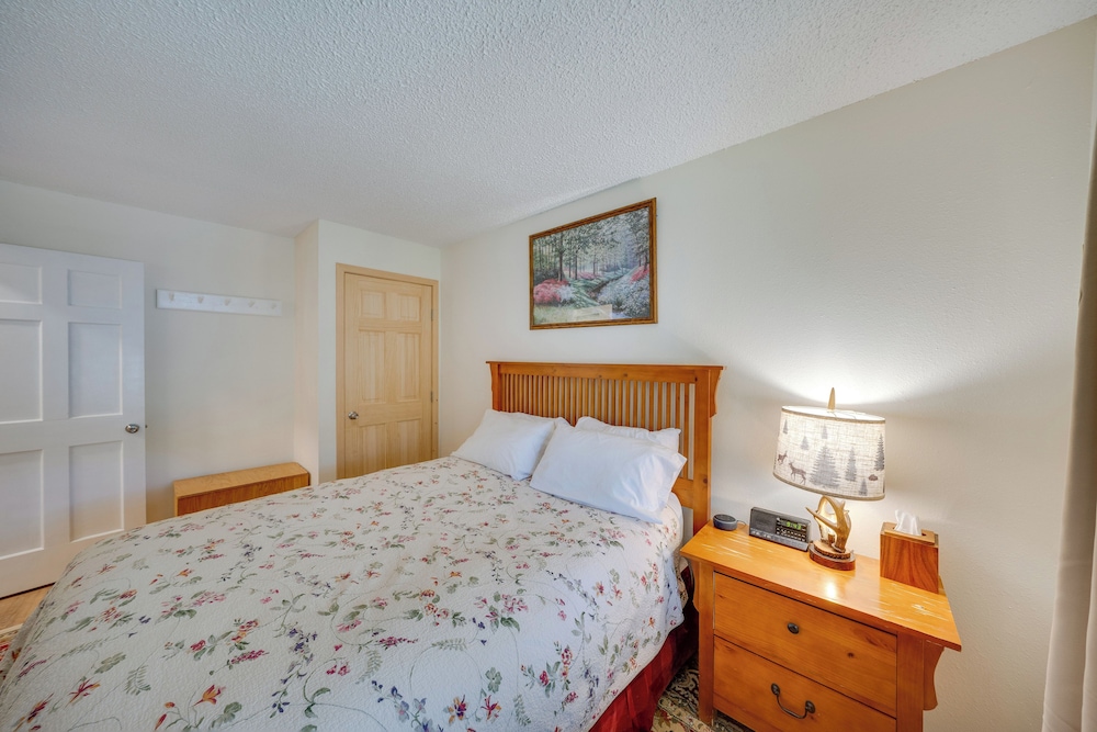 Near Hiking: Renovated Breck Condo w/ Tennis Court view 2