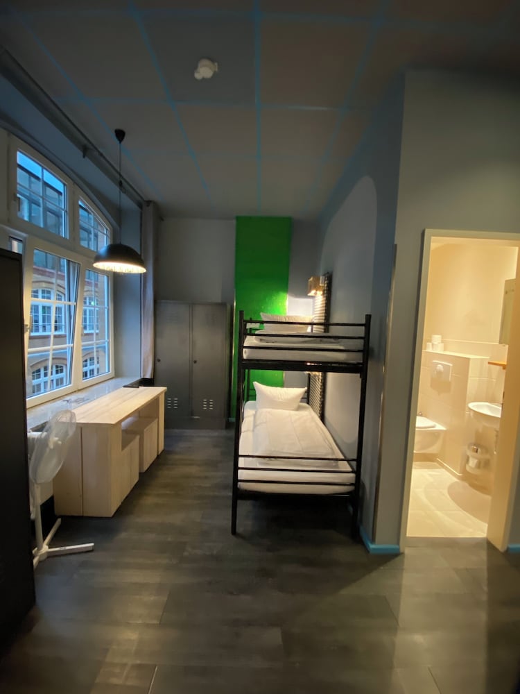 Singer109 Hostel