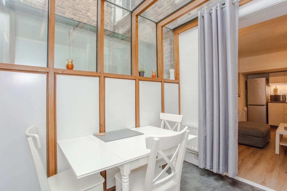 Mountgrove Road Spacious 2 Bedroom Flat