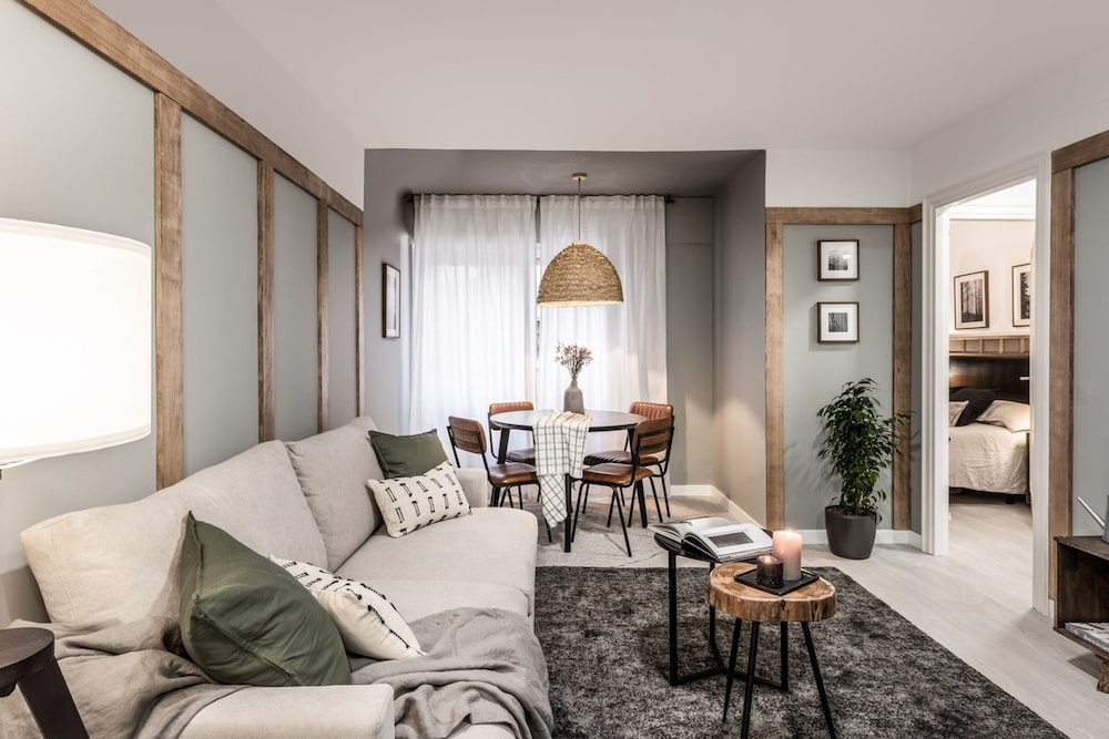 Beraldi - 1 Bedroom and Shared Pool in Trafalgar