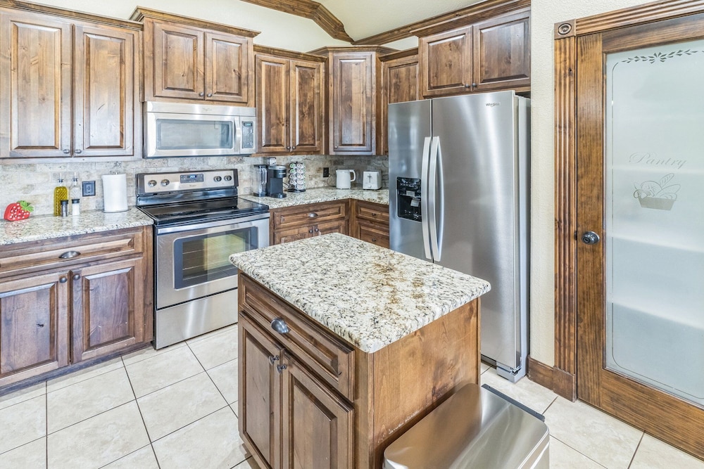 Gorgeous 4br Dakota Springs Home 3 Bedroom Home