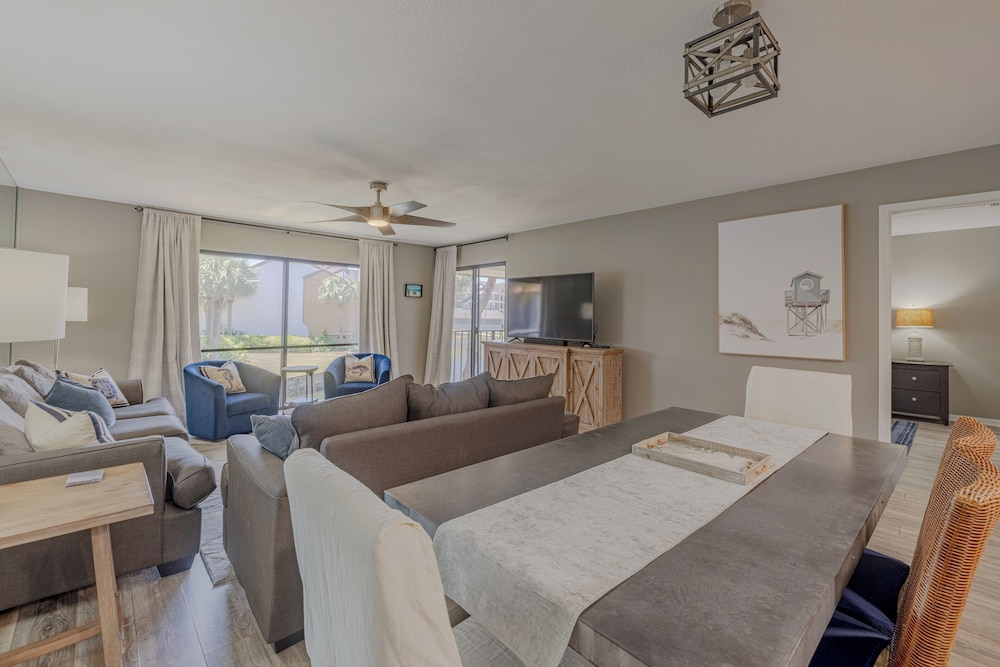 2BR Condo in Edgewater Resort With Golf, Tennis, Pools & Free Tram Service!