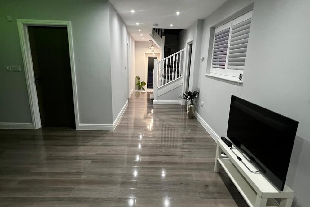 House - Sleeps 16, Parking, Pets Allowed & Jacuzzi