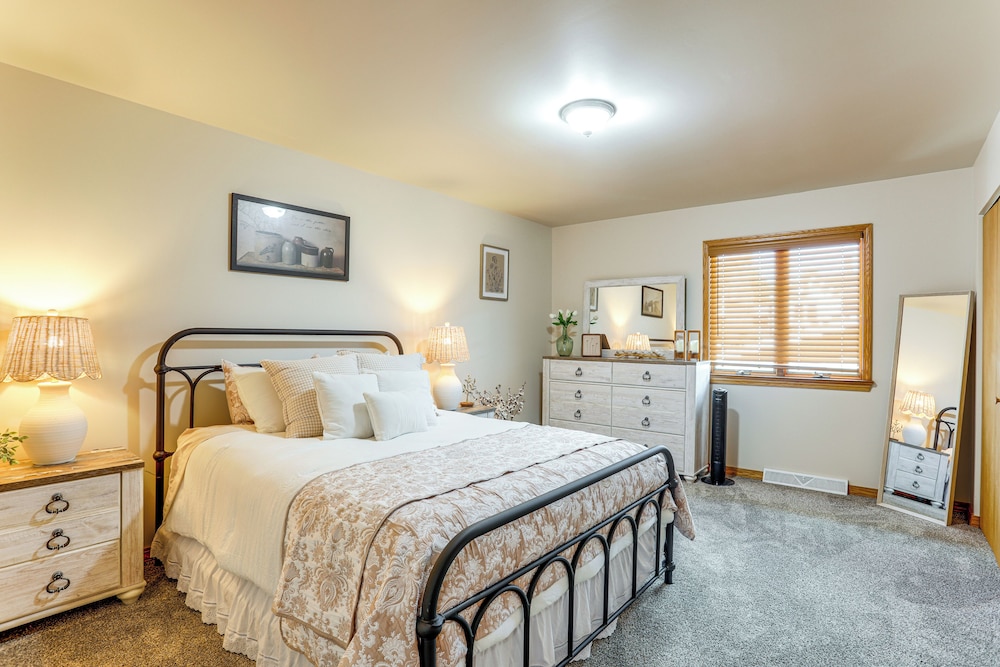 Convenient Townhome 1 Mi to Dtwn Clearfield