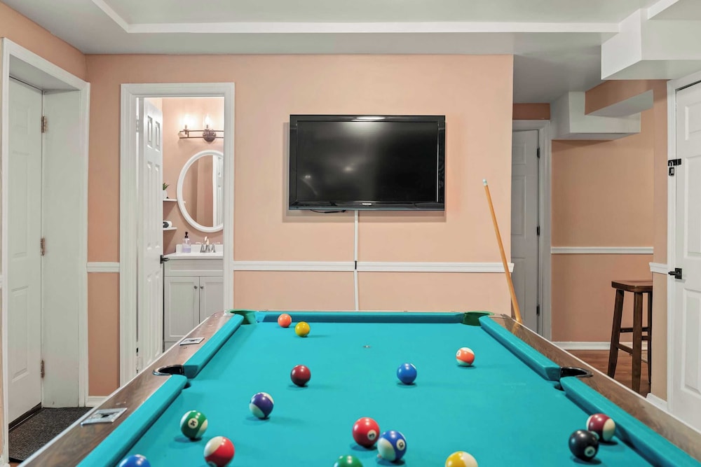 Lakeview Retreat w/ Kayaks, Game Room, Firepits Gated Community w/ Lake + Beach Access