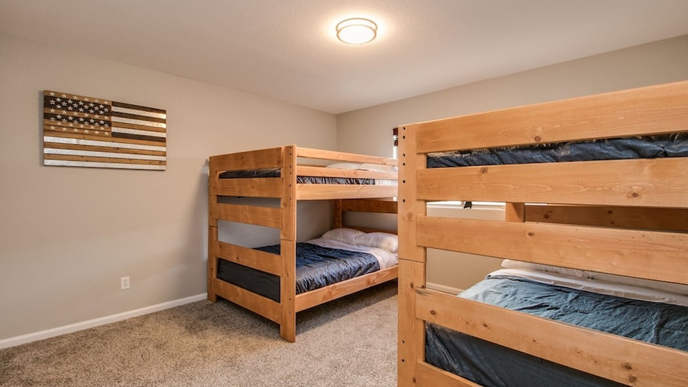 Massive 5 Bdrm Getaway W/pool, Hot Tub, Game Room!