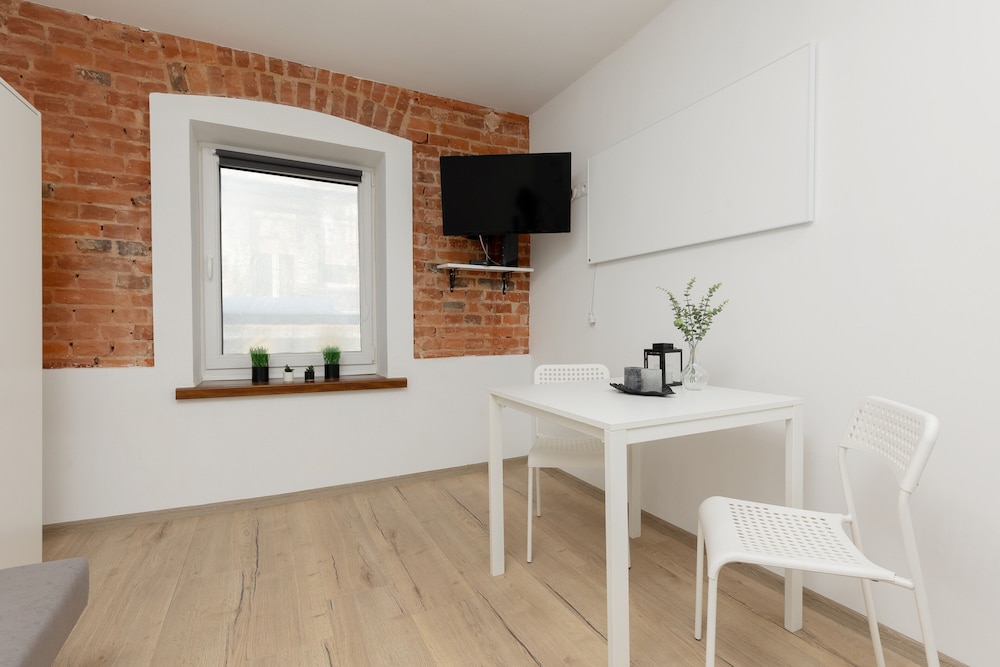White Studio in City Center by Renters view 5