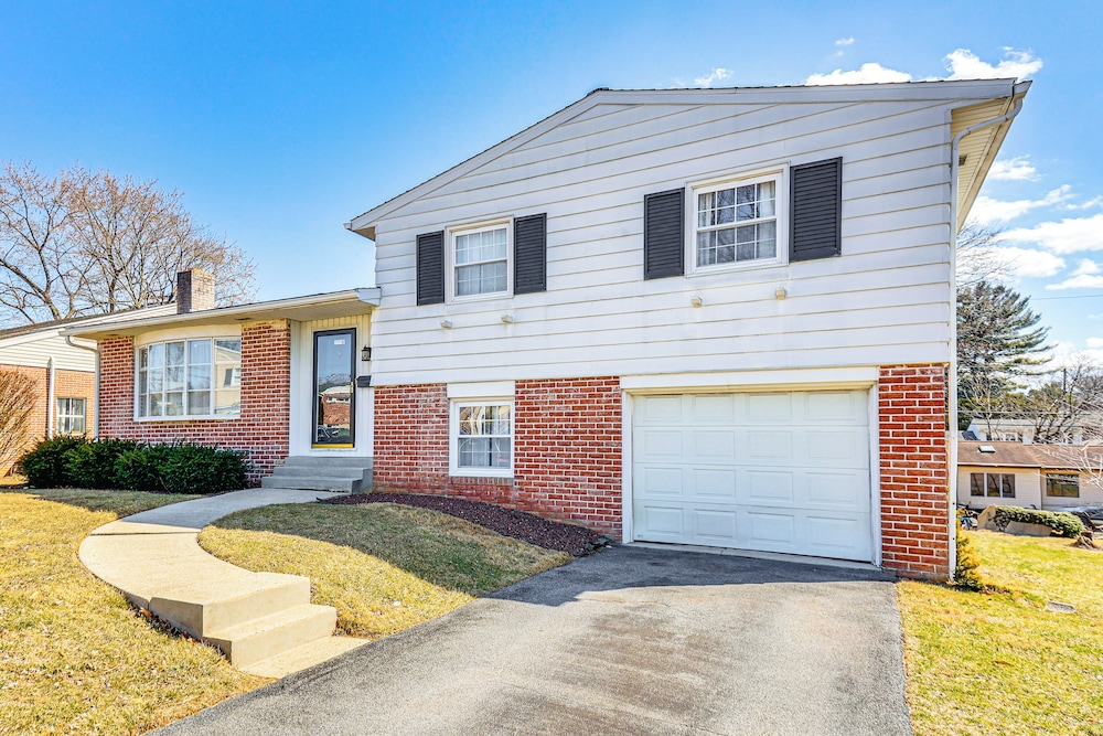 3 Mi to Berkshire Mall: Suburban Stay w/ Yard!