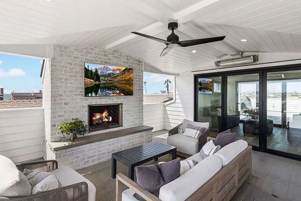3BR Newport Luxury Rooftop Deck Hottub Parking