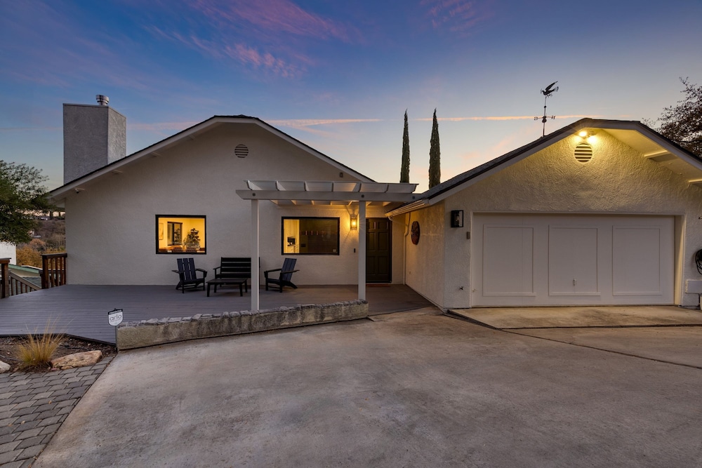 Terrace Hill Modern Paso Robles Escape Near Wineries Dining and Hot Springs